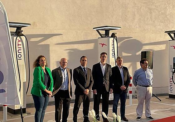 Imagen de los representantes de la empresa y de la Generalitat en la nueva estación.