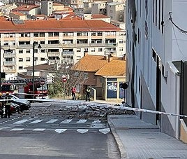 Cascotes en el suelo tras el desprendimiento del tejado del colegio la Salle de Alcoi.