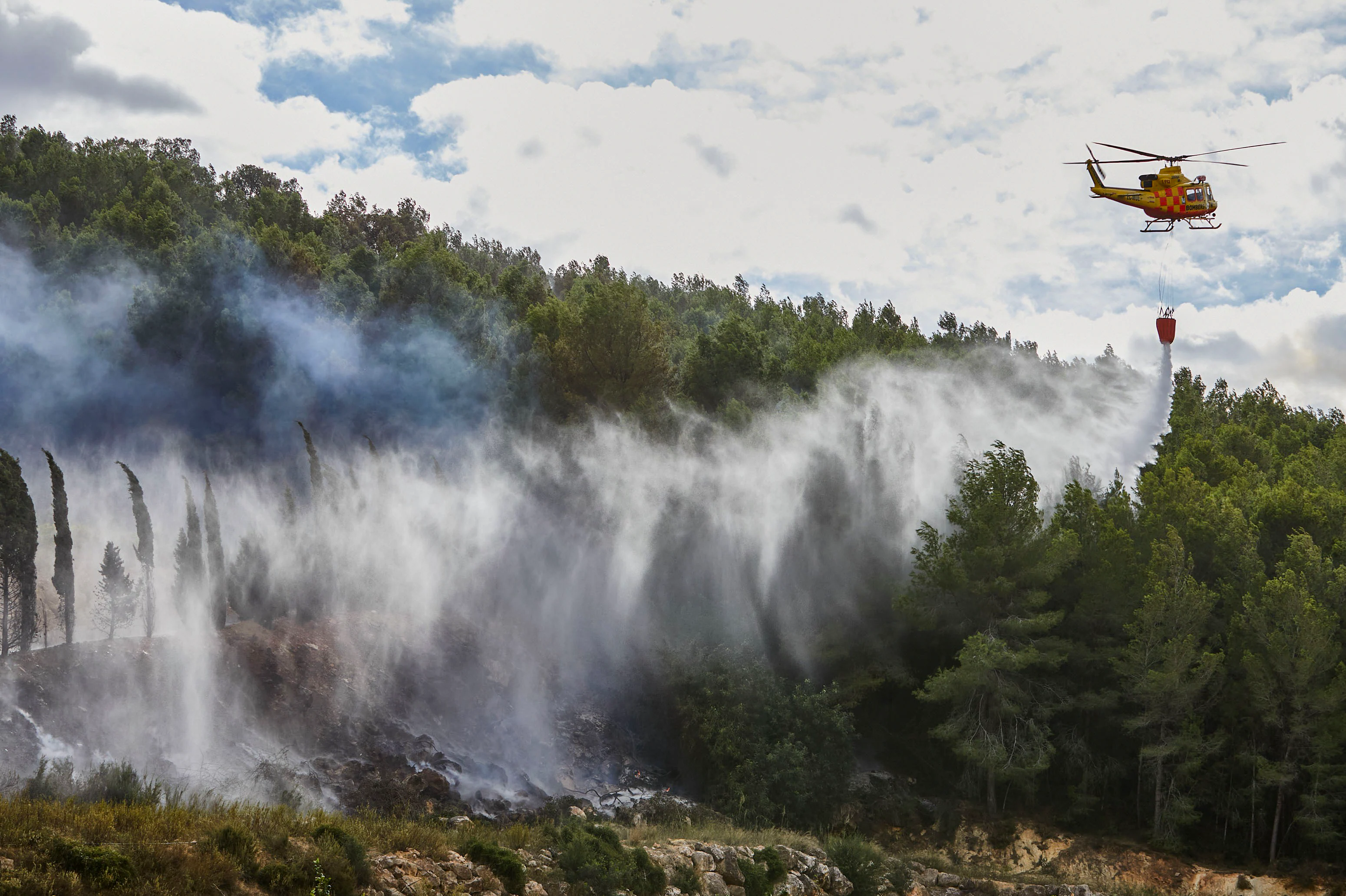 Medios aéreos intentan extinguir las llamas del incendio de Montitxelvo.