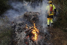 Labores de extinción de los bomberos en el incendio de Montitxelvo.