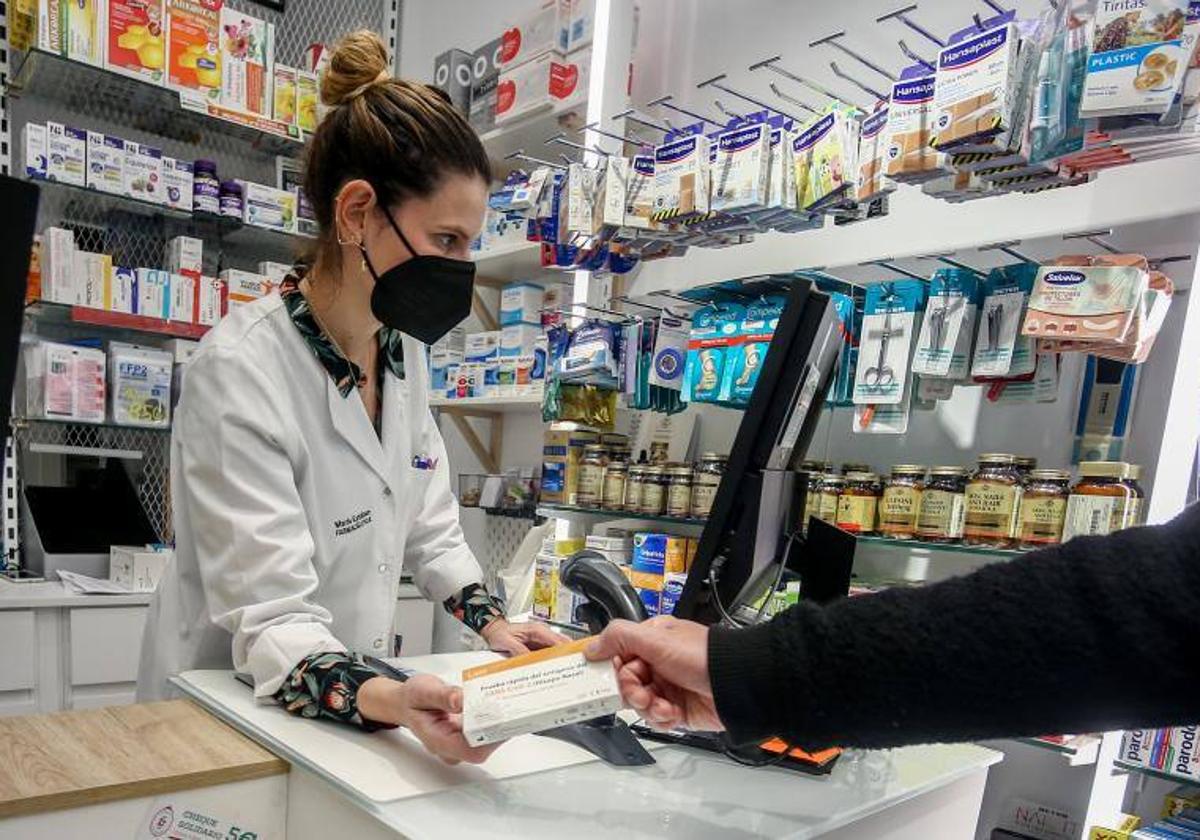 Una farmacia dispensa un medicamento.