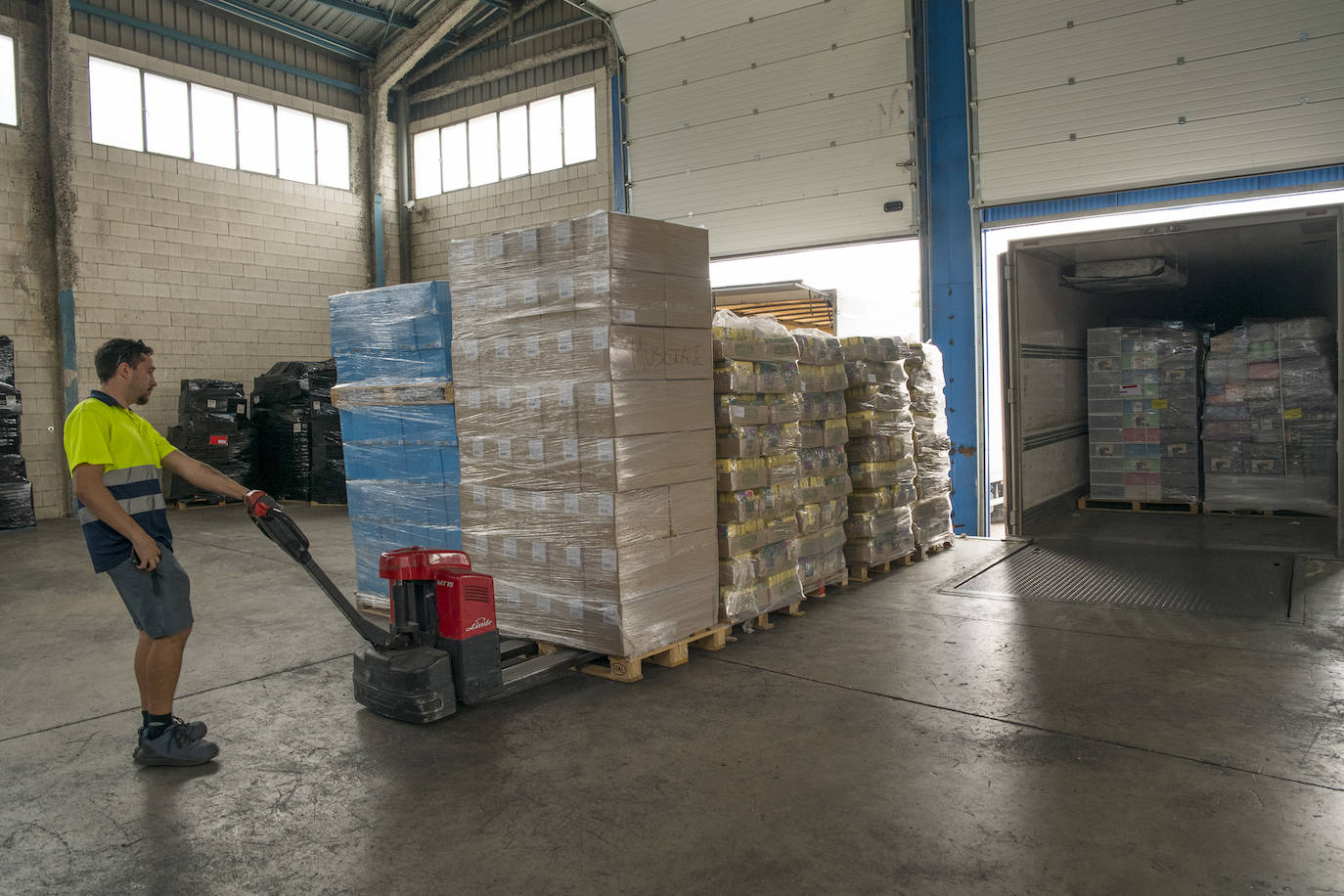 Un trabajador descarga un camión en el Polígono de Las Atalayas