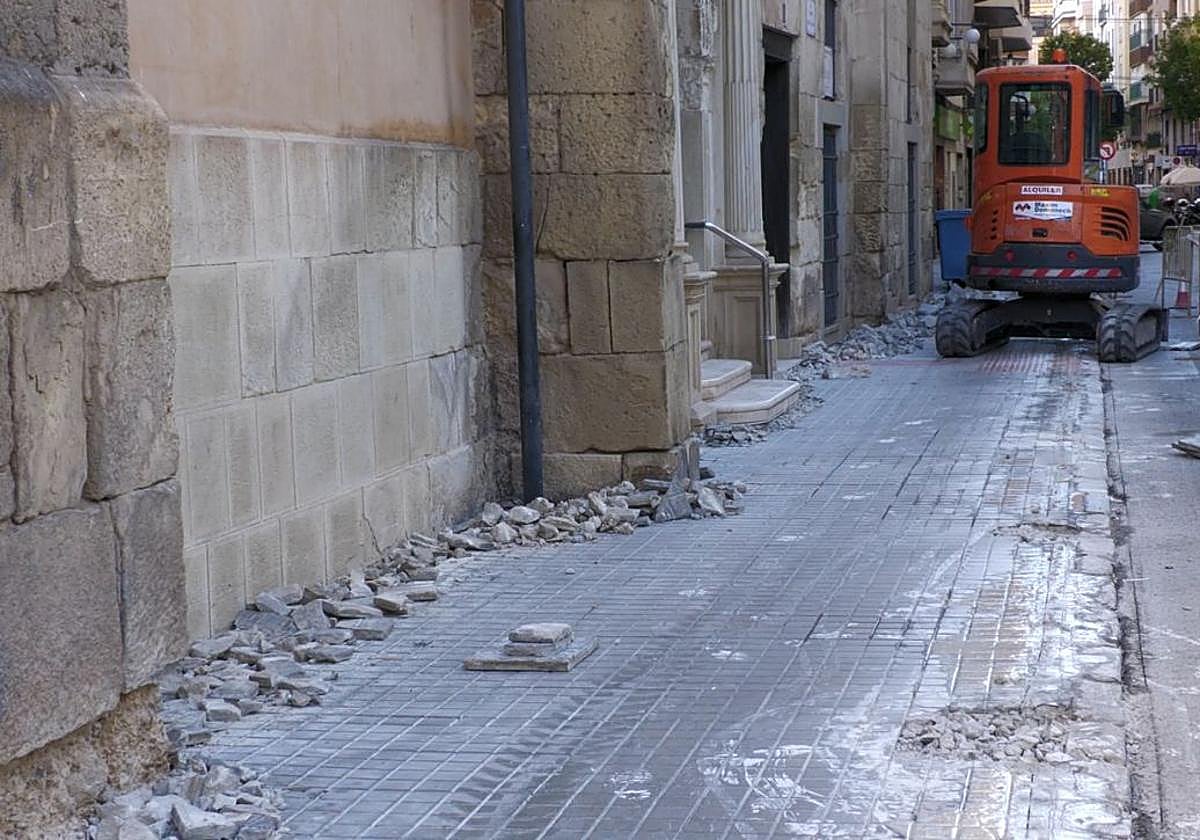 El arranque de las obras se ha hecho en las proximidades del convento de las Clarisas.