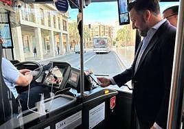 El alcalde de Elche, Pablo Ruz, paga con su tarjeta en el autobús urbano.