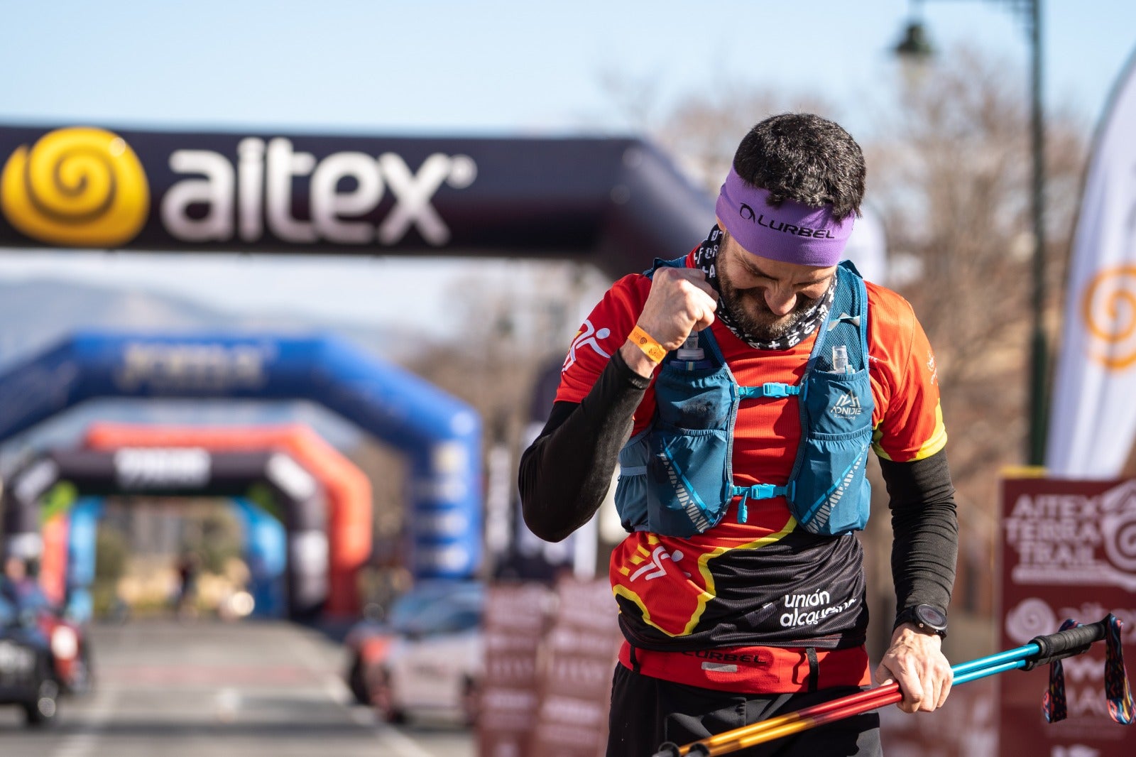 Participante llegando a la meta en Alcoi en la primera edición de la carrera ultra.