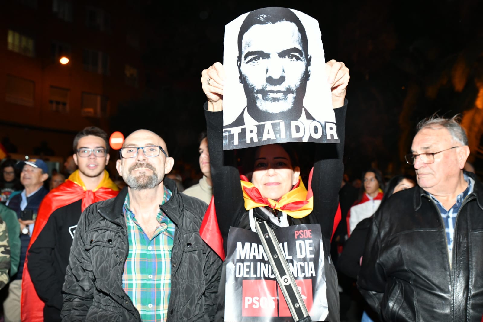 Las imágenes de la concentración frente a las sedes del PSOE en Alicante en protesta contra la amnistía