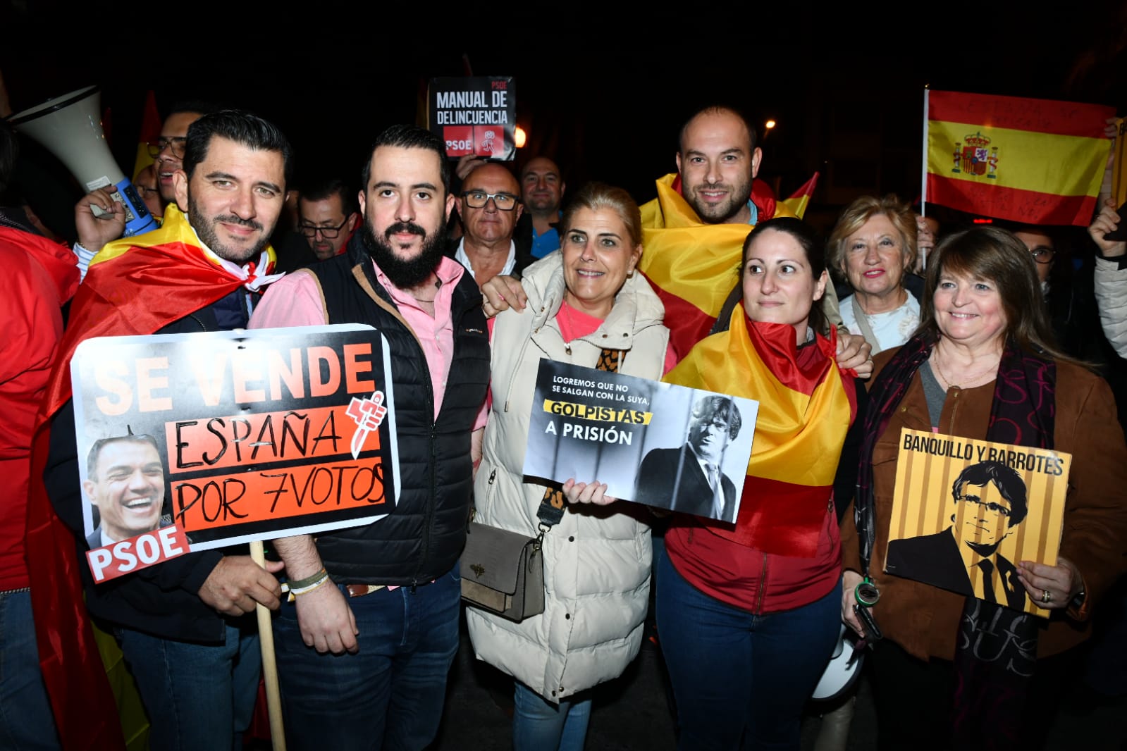 Las imágenes de la concentración frente a las sedes del PSOE en Alicante en protesta contra la amnistía
