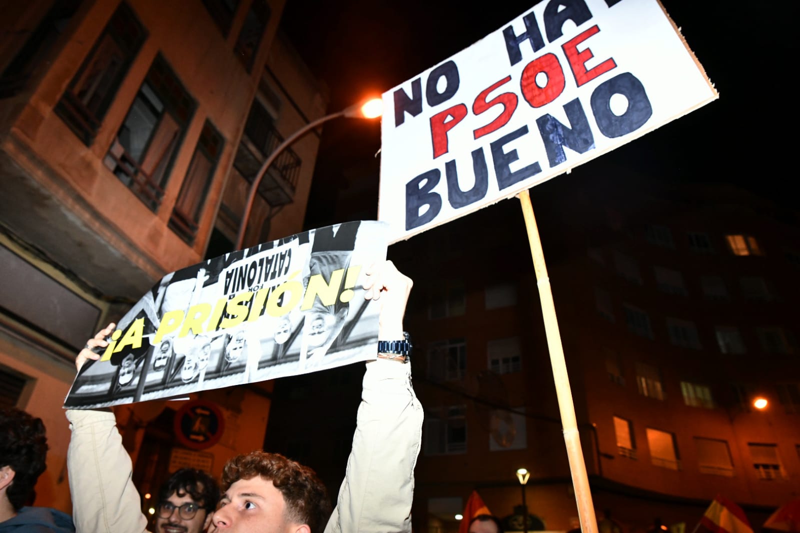 Las imágenes de la concentración frente a las sedes del PSOE en Alicante en protesta contra la amnistía