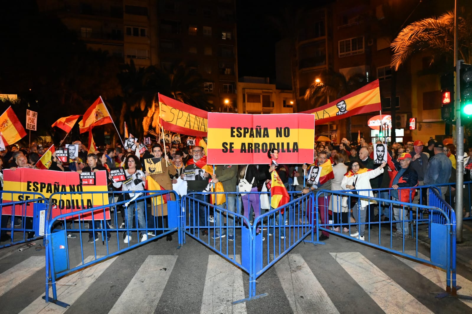 Las imágenes de la concentración frente a las sedes del PSOE en Alicante en protesta contra la amnistía
