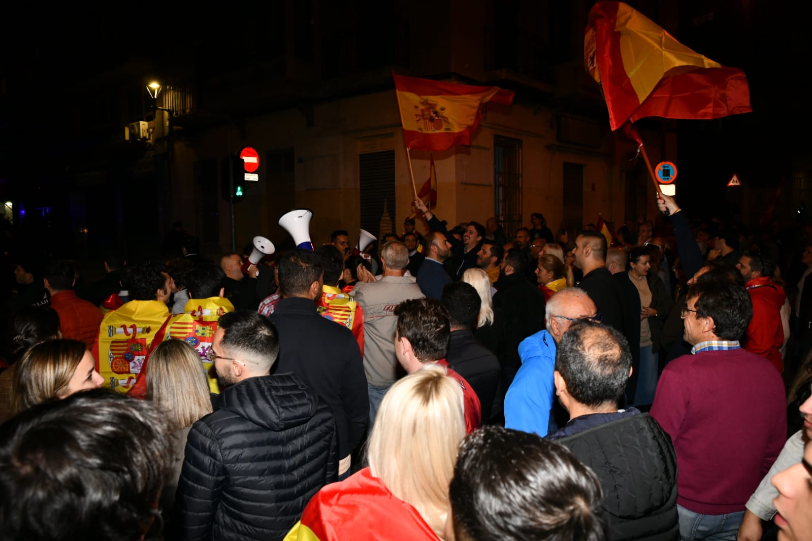 Imagen secundaria 2 - Imágenes de la segunda concentración frente a la sede del PSOE en Alicante