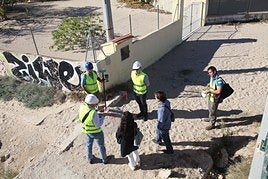 Los topógrafos marcan líneas de deslinde en Dénia de acuerdo a la Ley de Costas.