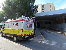 Ambulancia de SVB en el acceso a las urgencias del Hospital de Sant Joan.
