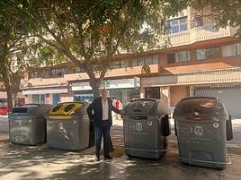 El concejal de Limpieza, Manuel Villar, con los contenedores de residuos, incluido el nuevo marrón.