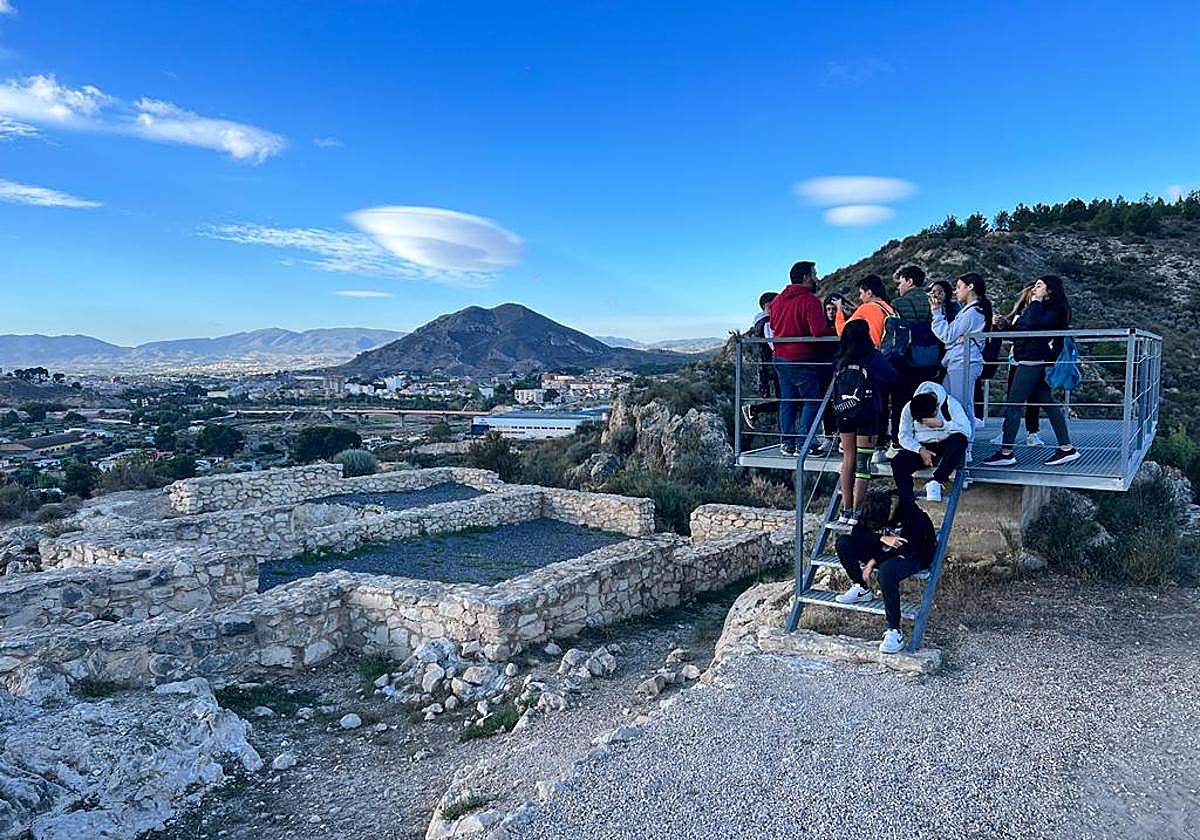 Alumnos del IES Melva durante la viista al Yacimiento de El Monastil.
