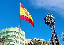 Los Bomberos, tras cambiar la bandera.