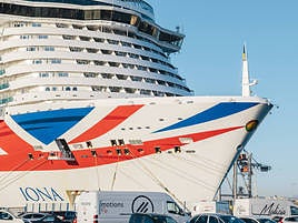 El Iona, uno de los cruceros con capacidad para más de 5.000 personas, repetirá en Alicante el próximo 1 de diciembre.