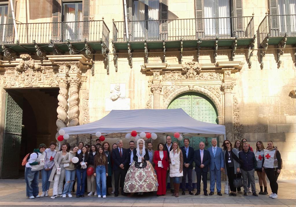 Imagen principal - Momentos de la jornada del Día de la Banderita