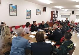 Reunión de los cuerpos de seguridad con los vecinos.