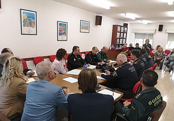Reunión de los cuerpos de seguridad con los vecinos.