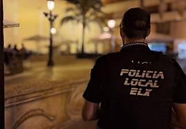 Un policía local de Elche.