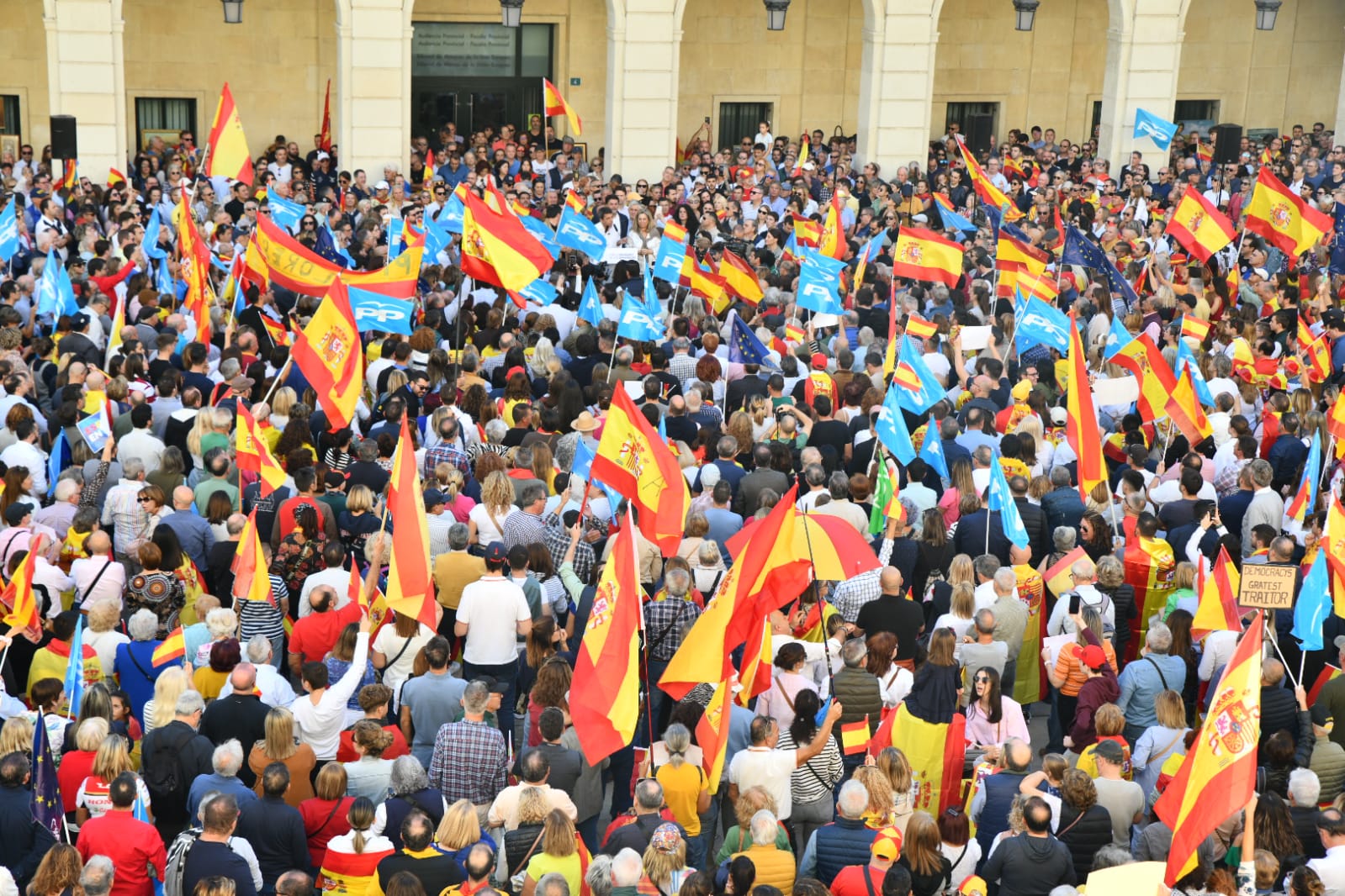 La manifestación por el no a la amnistía&#039; llena la plaza del Ayuntamiento de Alicante