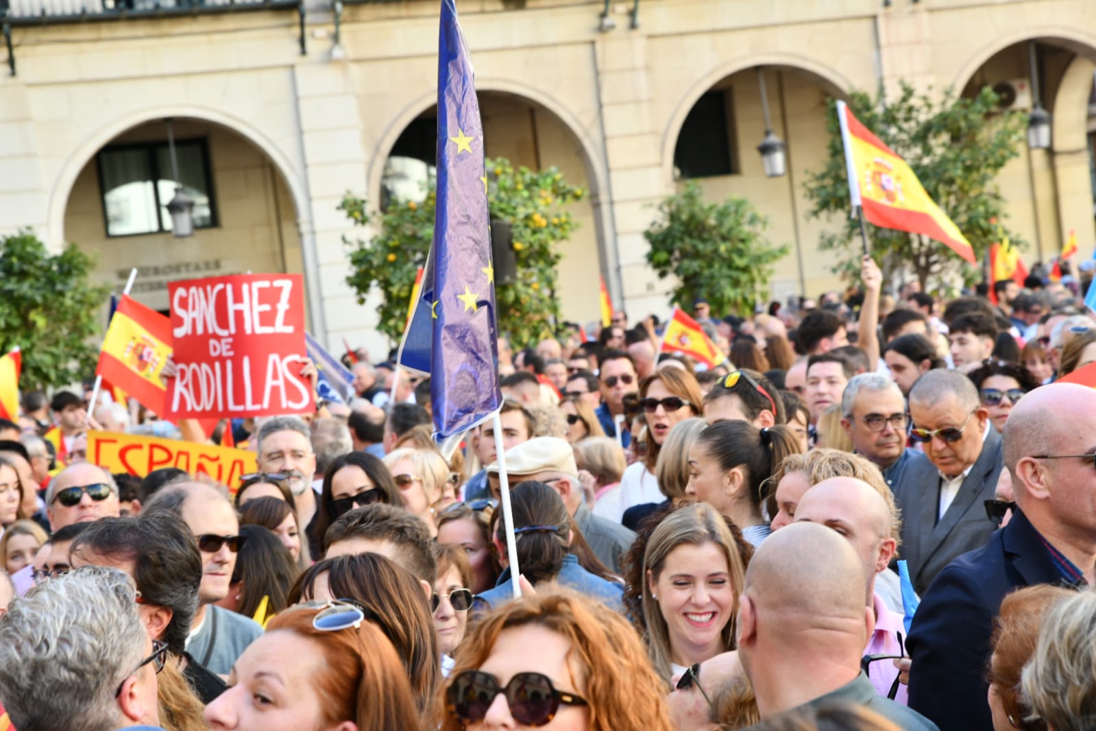 La manifestación por el no a la amnistía&#039; llena la plaza del Ayuntamiento de Alicante