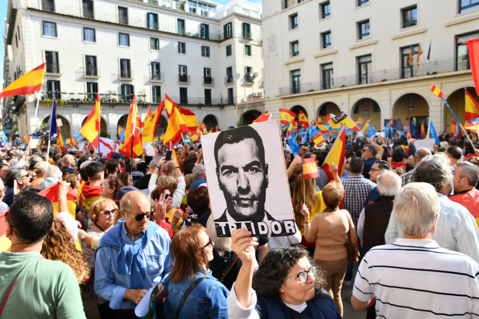 La manifestación por el no a la amnistía&#039; llena la plaza del Ayuntamiento de Alicante