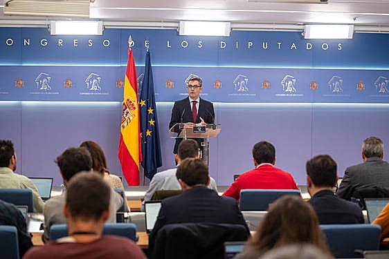 El ministro Félix Bolaños explicando la ley en el Congreso que han registrado en solitario.
