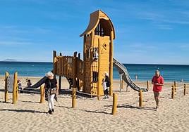 Nuevo espacio de juego en la playa de San Juan de Alicante.