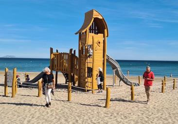 Las playas de Alicante estrenan juegos infantiles
