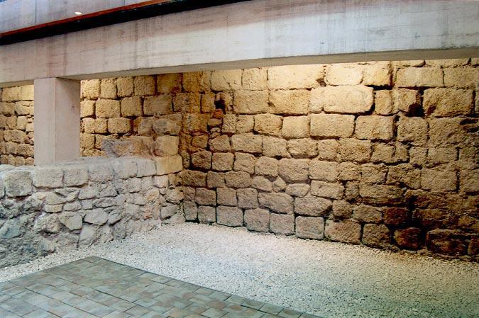 Antiguas murallas de Alicante conservadas bajo un edificio.