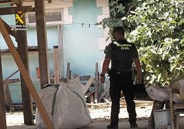 Un guardia civil custodia el saco con los cogollos de marihuana.