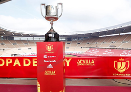 Imagen de la Copa del Rey en el estadio de la Cartuja, donde se celebrará la final por quinto año consecutivo.