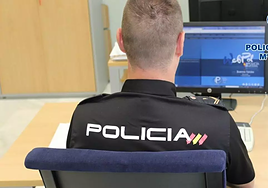 Un agente de la Policía Nacional en tareas de investigación.