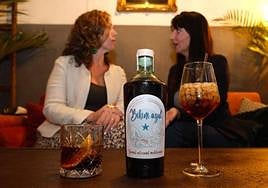 Ana y Noelia, con una botella de su vermut.