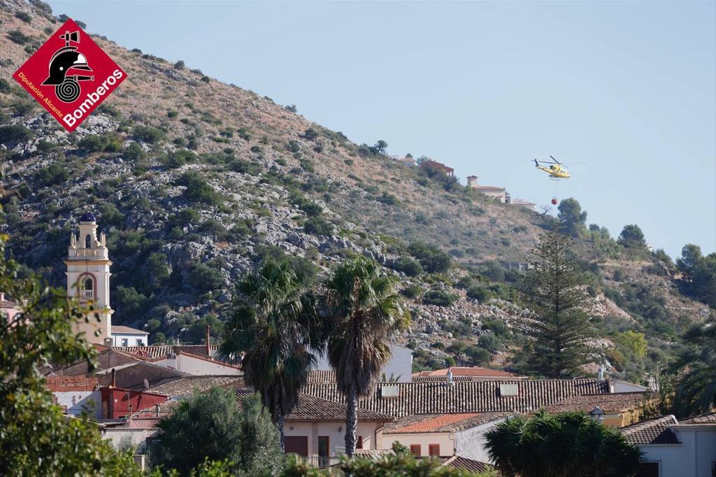 Uno de los helicóptero en el foco de Ràfol d'Almuina.