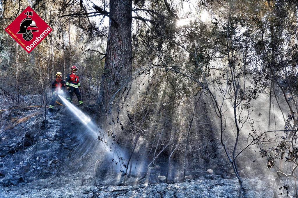 Dos bomberos sofocan las llamas en el incendio de Ràfol en la Marina Alta.
