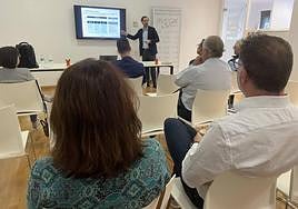 Reunión mantenida sobre las formas de financiación en la sede de Avecal.