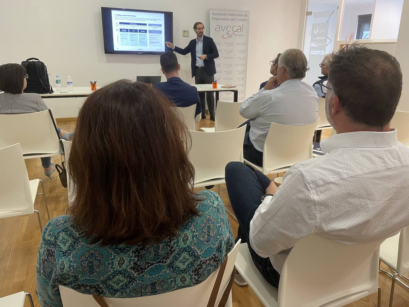 Reunión mantenida sobre las formas de financiación en la sede de Avecal.