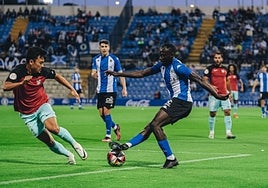 Kalvin Ketu intenta regatear a un jugador de La Nucía