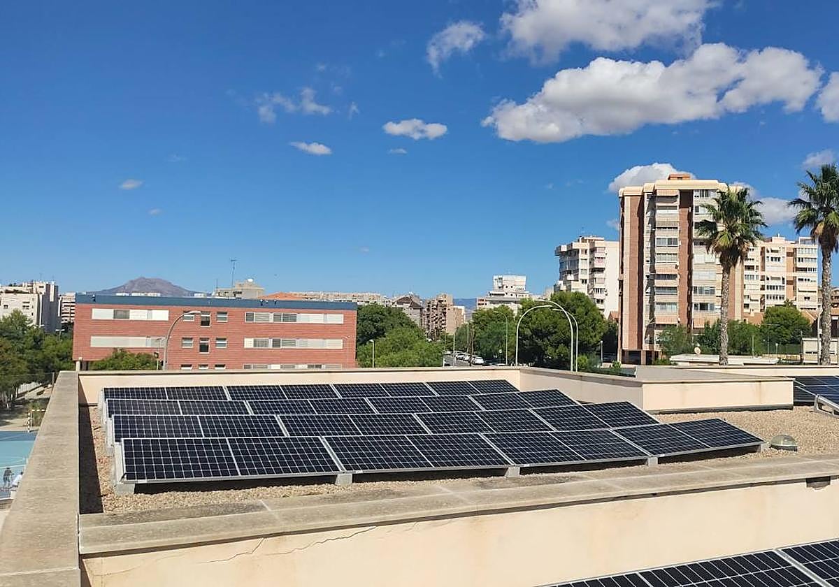 Paneles fotovoltaicos instalados en un edificio público.
