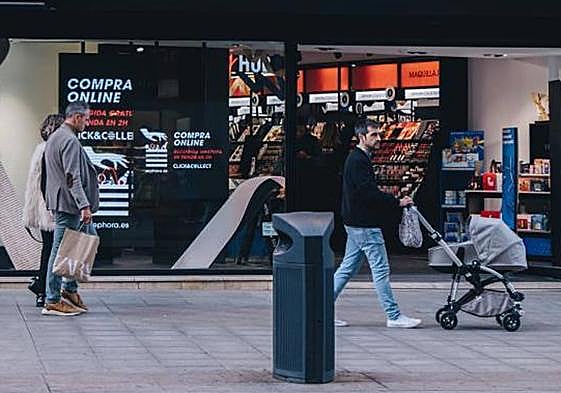 Transeúntes paseando por la avenida de Maisonnave, el principal eje comercial de la ciudad.