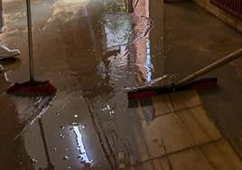 Limpieza de un colegio, en imagen de archivo.