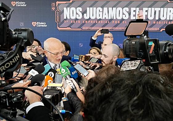 Juan Roig atiende a la prensa a la entrada del acto.