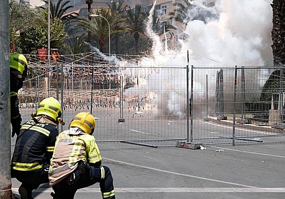 Una de las mascletàs disparadas en la plaza de los Luceros durante las últimas Hogueras.