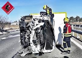 Imagen del camión volcado.