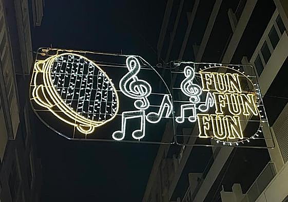 Luces de Navidad que cantan villancicos en Alicante.