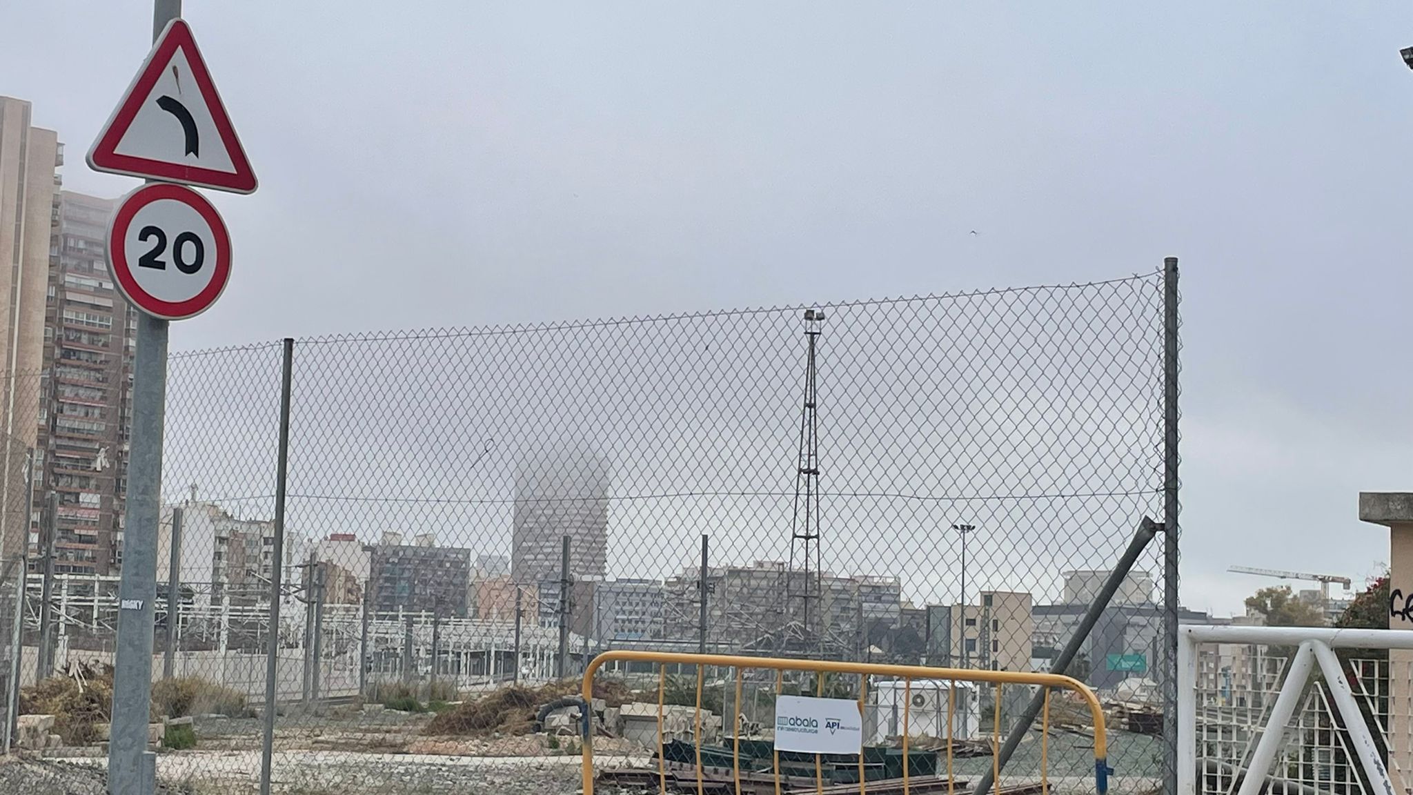 El Estudiohotel Alicante engullido por la niebla.