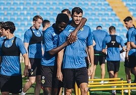 Abrazo entre Jean Paul y De la Nava en un entrenamiento