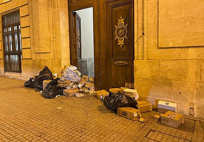 Exteriores del Ayuntamiento de Alcoi tras al acto vandálico de este martes.